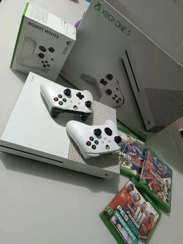 Xbox one S 2controles e 3 jogos
