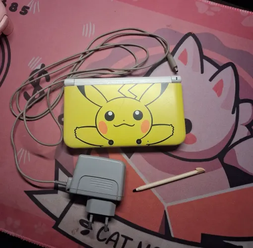 Nintendo 3DS XL Pikachu EDIÇÃO DE COLECIONADOR Desbloqueado + Carregador Original