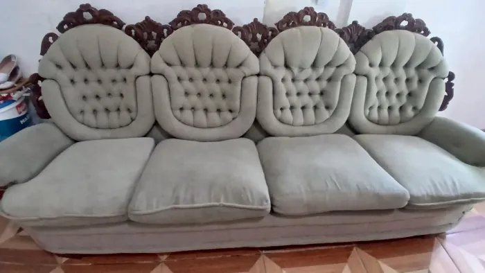SOFÁ MODELO ANTIGO MADEIRA TRABALHADA 4 LUGARES