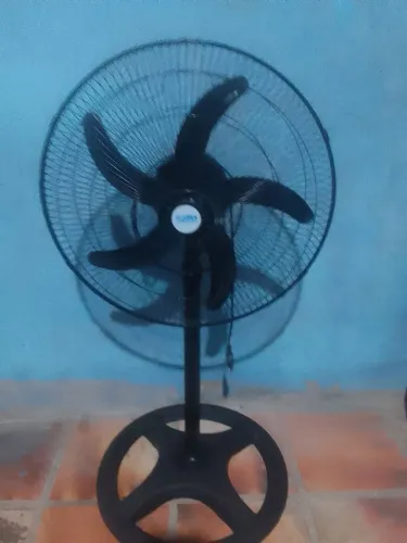 Vendo esse ventilador funciona muito bem novo ainda 220v tou vendendo por que me mudei