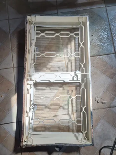 Janela de Ferro com Grade e Vidro (97x50)