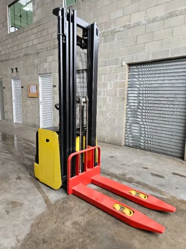 Empilhadeira Patolada Hyster 1.6 Toneladas - Torre Triplex 2011