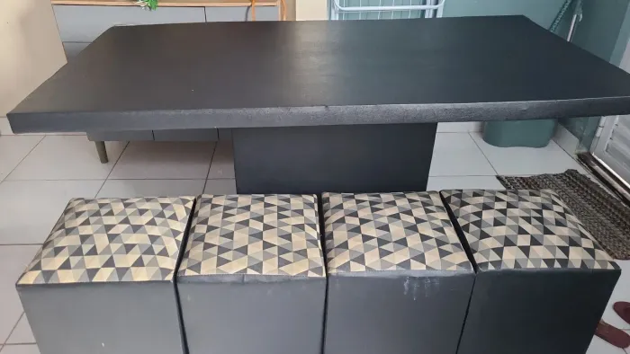 Mesa com 4 bufes