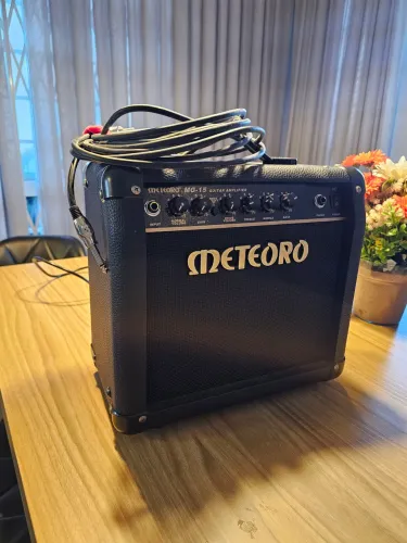 Cubo amplificador Meteoro MG 15 + Cabo santo ângelo 6,10m