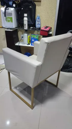 Poltrona Bege com estrutura dourada