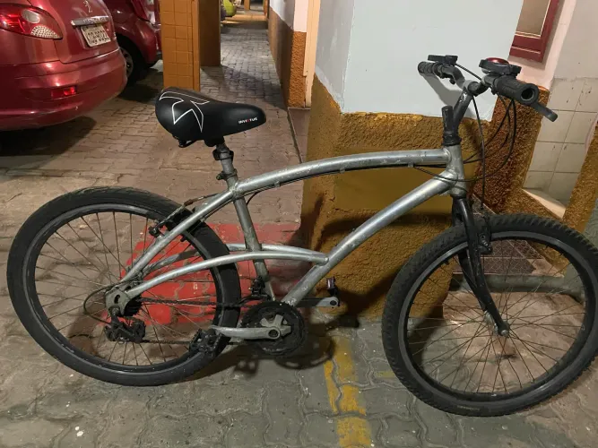 Bicicleta aro 26 com quadro em alumínio, leve e boa para trabalho