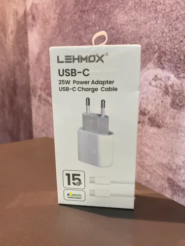 de carregador turbo Lehmox de 25W que inclui um adaptador de tomada USB-C e um cabo