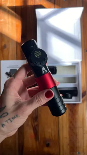 Máquina tatuagem pen Aston Ifree sem fio 2 baterias 
