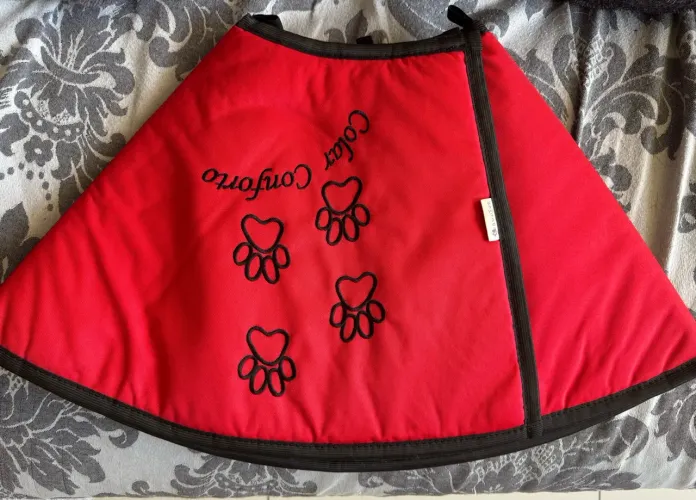 COLAR ELIZABETANO DE TECIDO PET MED CÃES CONFORTO VERMELHO E PRETO
