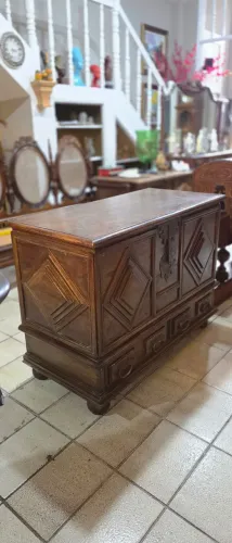Baú antigo madeira maciça