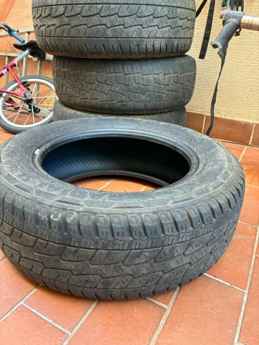 VENDE - SE 4 pneus 205/65R15 , preço bom . Valor negociável
