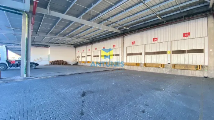 Alugue galpão no CONDOMINIO LOGISTICO ARMAZENNA com 3240m². Doca e Pátio