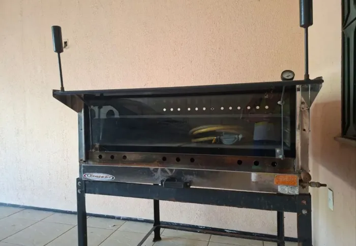 Forno de pizza grande semi novo a gás com pedras refratárias