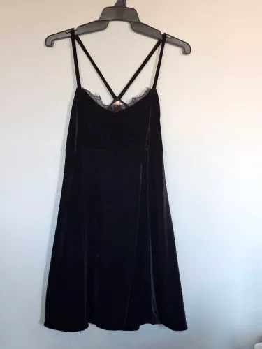 Vestido camurça preto com detalhe de renda no busto