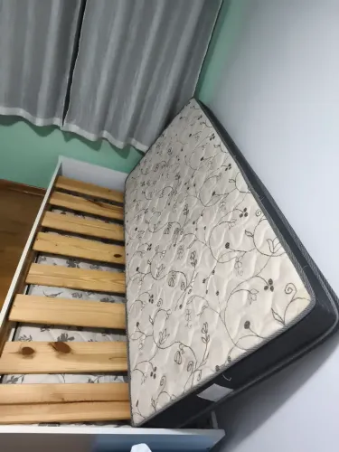 Cama solteiro com cama auxiliar e dois colchões