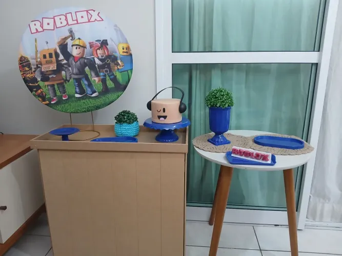 Vendo kit festa mesa roblox rosa e azul os dois por 200,00