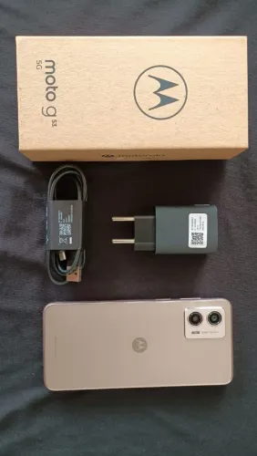 Vendo esse celular da marca Motorola modelo Moto G53 com 128 GB de memória na cor Rosé