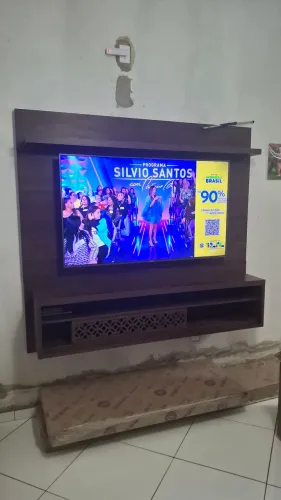 Painel Suspenso para TV Amadeirado com Nichos
