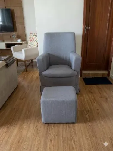 Vendo linda poltrona de amamentação com apoio para os pés