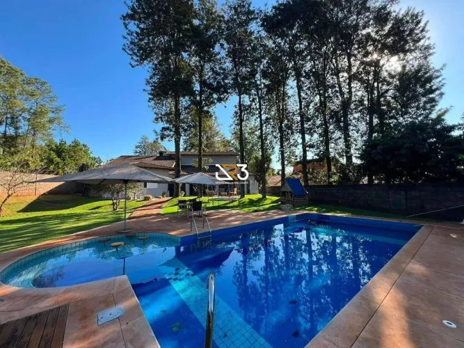 Casa térrea para alugar no Condomínio Estância Santa Paula - 4 suítes, piscina, espaço gou