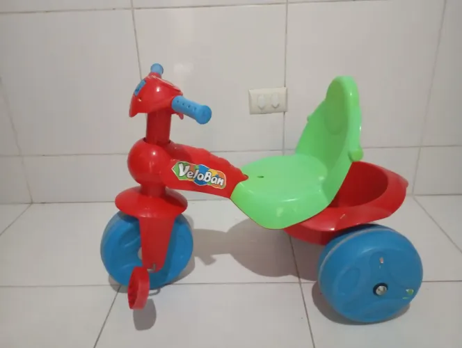 Triciclo infantil com pedal VELOBAN
