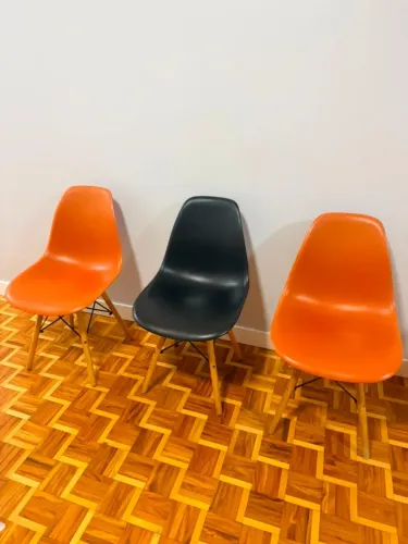 Conjunto de cadeiras modernas