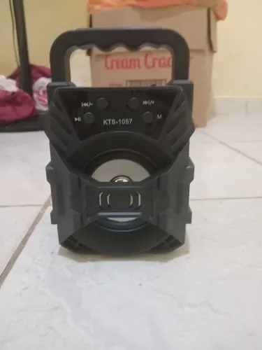 Vende-se uma caixinha de som Bluetooth amplificada tamanho médio não sintonizar rádio 