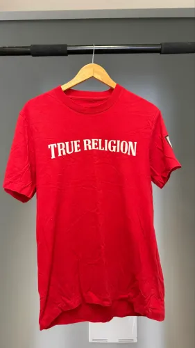 True Religion World Tour Buddha Graphic T-Shirt - Vermelha