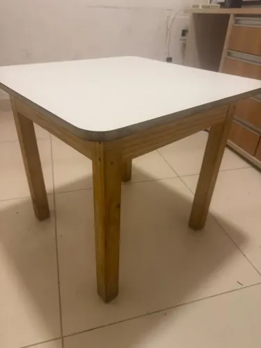 Mesinha/mesa para crianças com baú