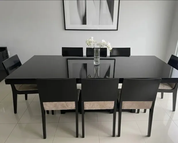 Mesa preta de 8 lugares com tampo de vidro e 8 cadeiras