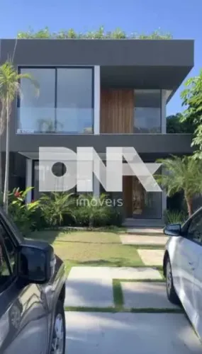 Casa triplex em condomínio na Barra da Tijuca
