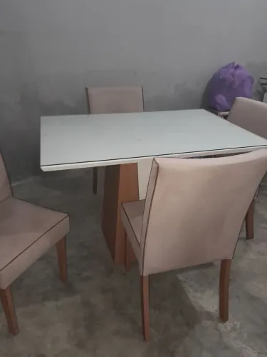 Estou vendendo mesa com 4 cadeiras