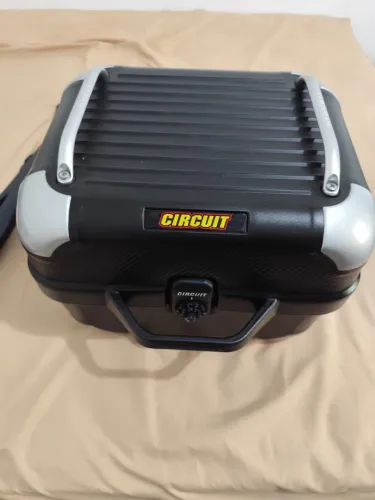 Baú circuit com USB em ótimo estado