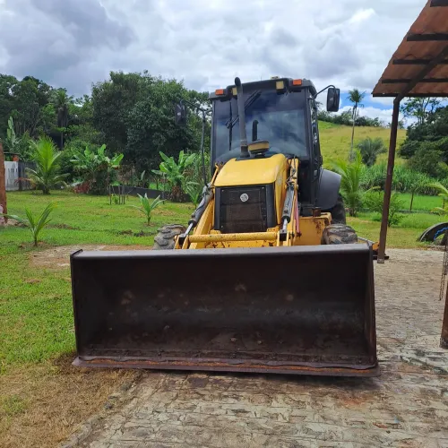 Retroescavadeira New Holland em estado de zero