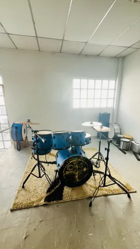 Vende - se bateria acústica na cor azul