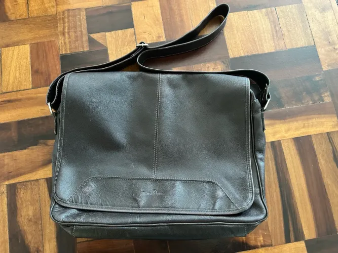 Bolsa masculina tira colo em couro legítimo.