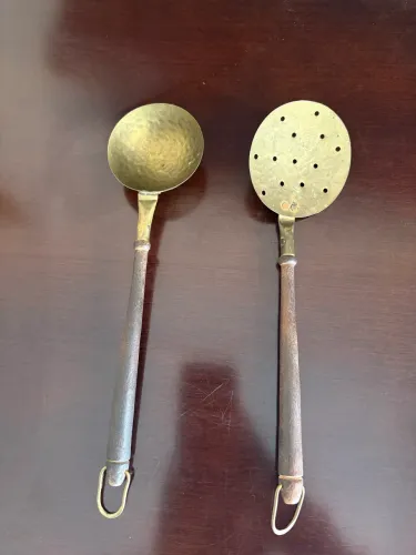 Conjunto Antigo em Latão e Madeira - Utensílios Vintage Artesanais Decorativos 
