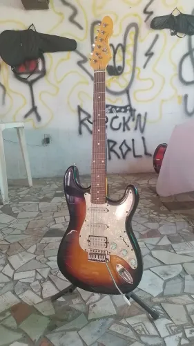 Guitarra Stratocaster + Capa estofada + Amplificador + Mini pedal