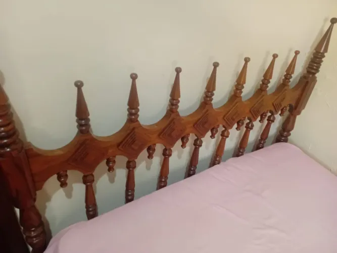 Cama madeira violeta