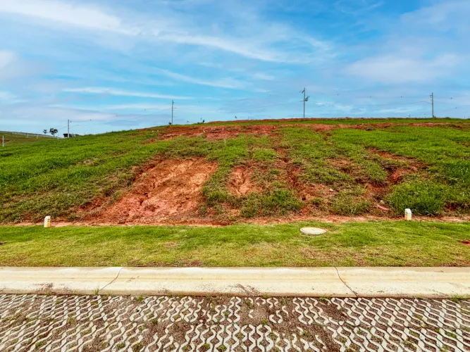 Terreno de 255 m² com localização tranquila em condomínio para venda