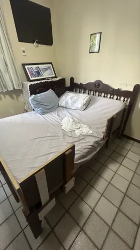Cama de casal com pés móveis