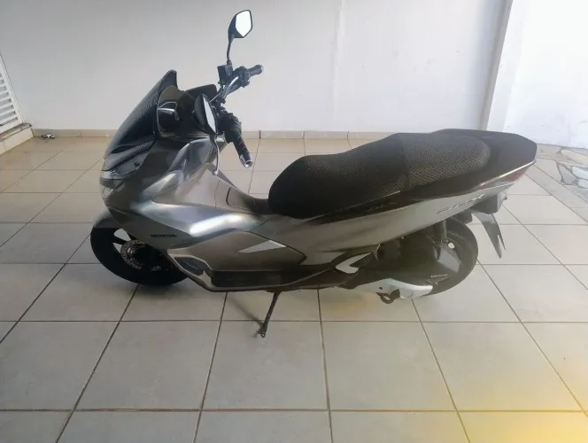 Honda PCX DLX 2022 - Apenas 8.632 km - Impecável e Econômica