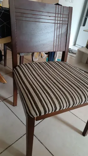 Jogo de 4 cadeiras de madeira maciça (usadas)