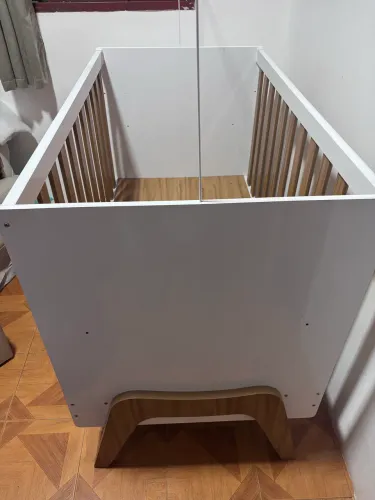Berço Peroba Guti Retrô Montessori Branco/Amêndoa - 5 Posições