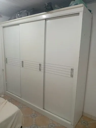 Guarda roupa 3 portas de correr e 4 gavetas