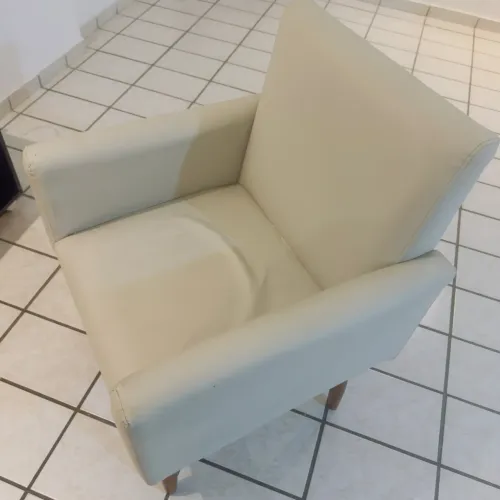 Poltrona Decorativa Bege com Pés de Madeira - Excelente Estado