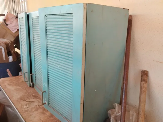 Armário de aço três portas de parede