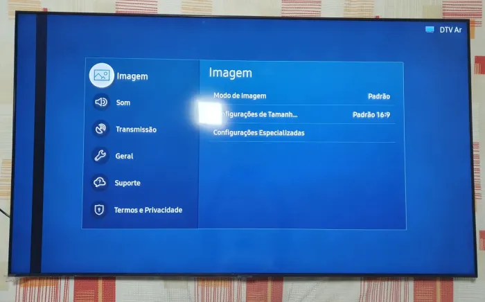 TV smart Samsung 65" com pequeno defeito