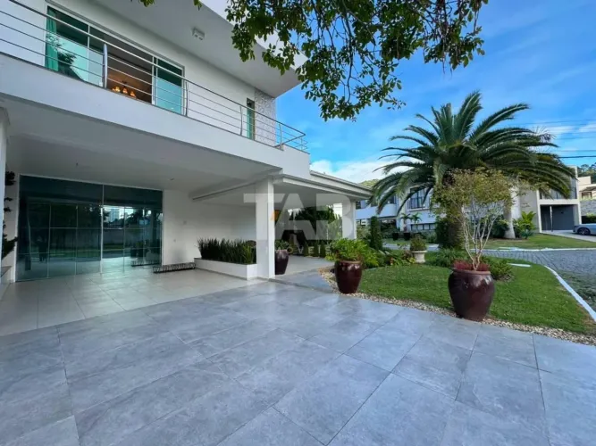 Casa de Alto Padrão com 3 Suítes e 2 Demi-Suítes | Condomínio Horizontal Praia Brava | Ita