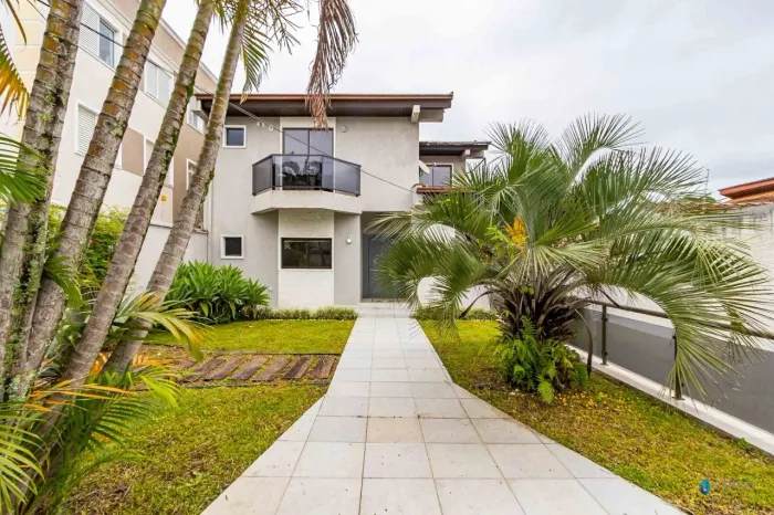 Casa RESIDENCIAL ou COMERCIAL para locação com 3 pavimentos, Bacacheri, Curitiba.